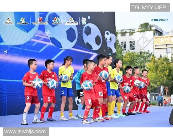 足球少年逐梦之路：从街头球场到绿茵场上的耀眼新星