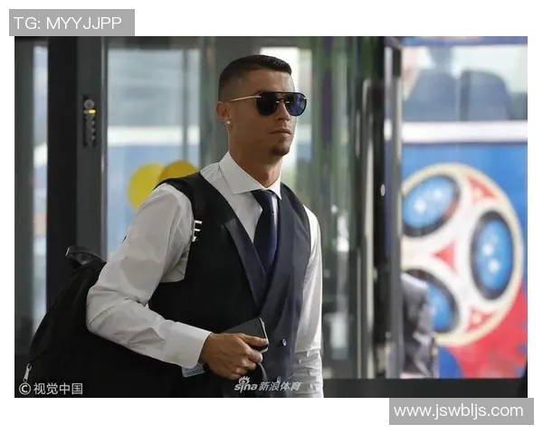 葡萄牙足球巨星C罗帅气西装写真展现独特魅力与优雅风采